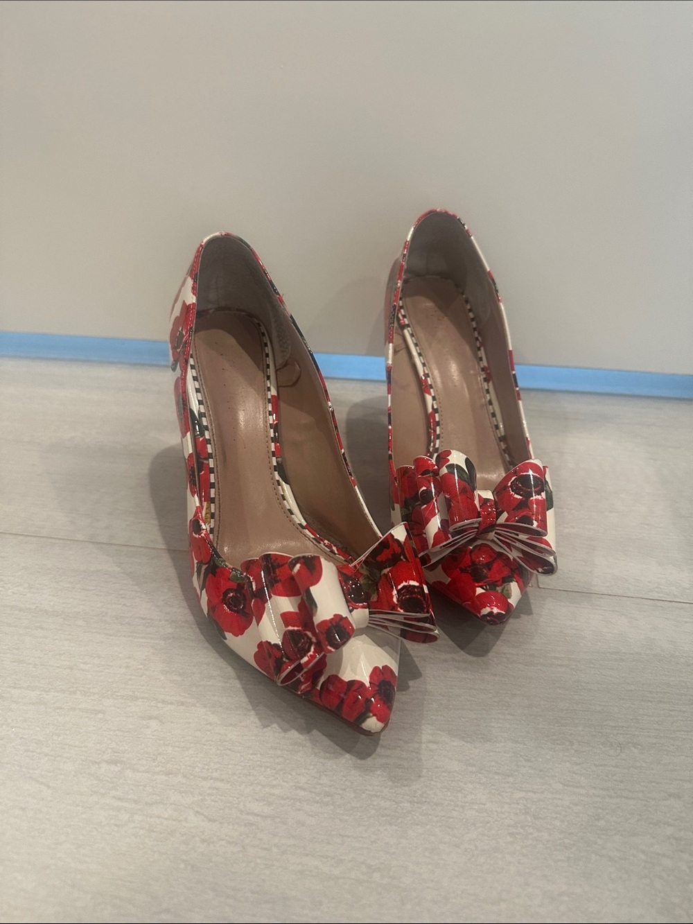 GUC Betsey Johnson Brand Red Rose Floral Bow Pointed-Toe High Heels White Flower - Picture 3 of 16